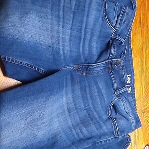 Lee jeans regular fit,boot cut, mid rise. They are really nice jeans